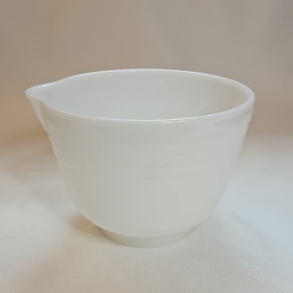 Vintage 40s PYREX Hamilton Beach White Milk Glass Mixing Bowl W/ Pour Spout  USA